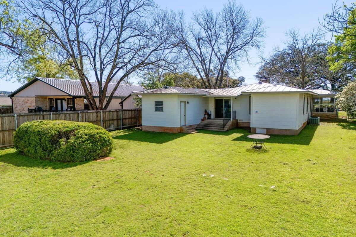 Vintage Veranda - Ping Pong Table & More Fredericksburg Exterior photo